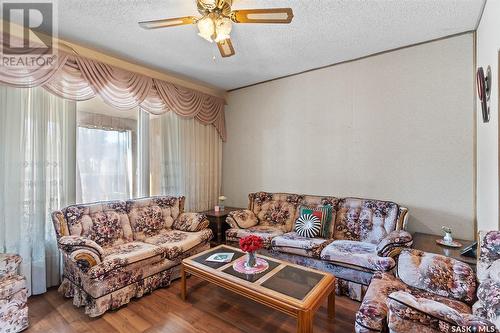 214 E Avenue S, Saskatoon, SK - Indoor Photo Showing Living Room