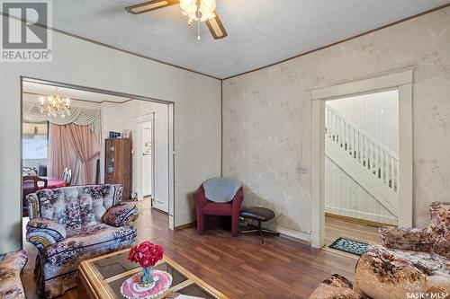 214 E Avenue S, Saskatoon, SK - Indoor Photo Showing Living Room