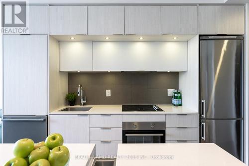 2110 - 55 Regent Park Boulevard, Toronto, ON - Indoor Photo Showing Kitchen