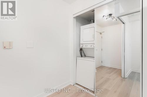 810 - 397 Front Street W, Toronto (Waterfront Communities), ON - Indoor Photo Showing Laundry Room