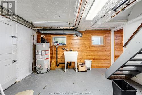 423 King Street West, Chatham, ON - Indoor Photo Showing Garage