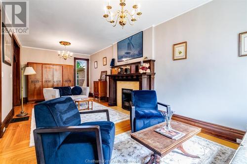 423 King Street West, Chatham, ON - Indoor Photo Showing Living Room With Fireplace