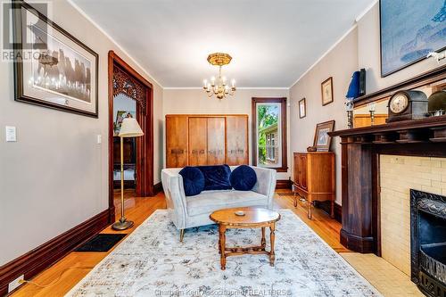 423 King Street West, Chatham, ON - Indoor Photo Showing Living Room With Fireplace