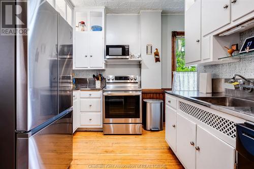 423 King Street West, Chatham, ON - Indoor Photo Showing Kitchen With Upgraded Kitchen