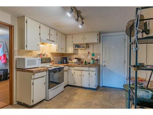 643 11Th Avenue, North Castlegar, BC - Indoor Photo Showing Kitchen