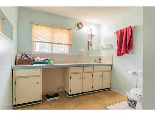 643 11Th Avenue, North Castlegar, BC - Indoor Photo Showing Bathroom