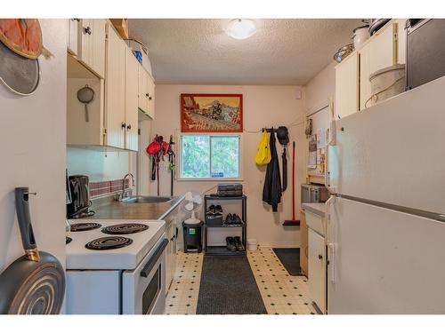 643 11Th Avenue, North Castlegar, BC - Indoor Photo Showing Kitchen