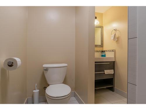 643 11Th Avenue, Castlegar, BC - Indoor Photo Showing Kitchen With Double Sink