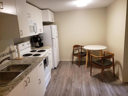 643 11Th Avenue, North Castlegar, BC - Indoor Photo Showing Kitchen