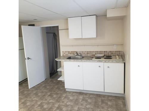 643 11Th Avenue, North Castlegar, BC - Indoor Photo Showing Kitchen