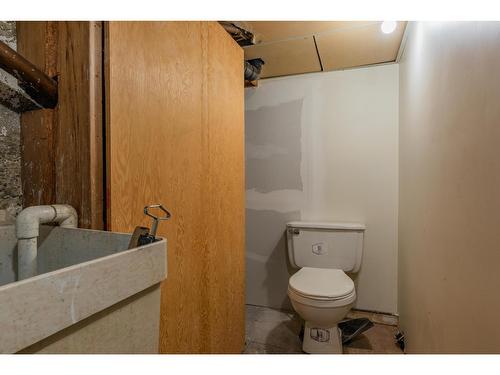 643 11Th Avenue, North Castlegar, BC - Indoor Photo Showing Bathroom