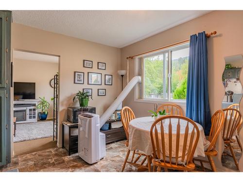 643 11Th Avenue, North Castlegar, BC - Indoor Photo Showing Dining Room