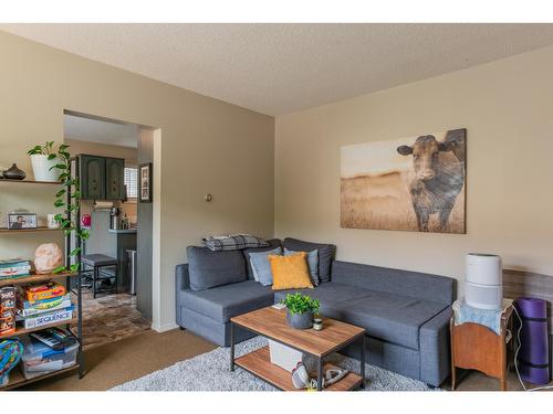 643 11Th Avenue, North Castlegar, BC - Indoor Photo Showing Living Room