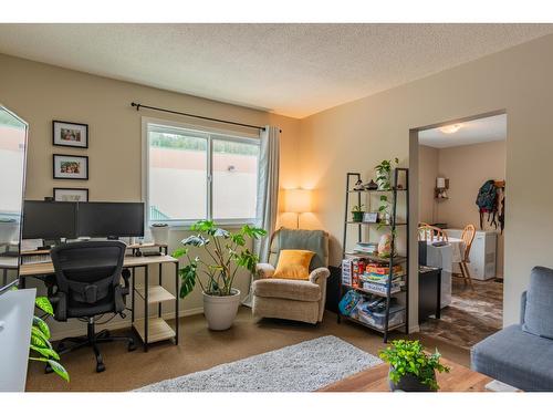 643 11Th Avenue, Castlegar, BC - Indoor Photo Showing Bedroom