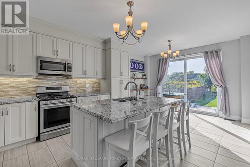 87 Manor Hampton Street, East Gwillimbury, ON - Indoor Photo Showing Kitchen With Upgraded Kitchen