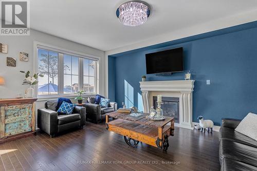 87 Manor Hampton Street, East Gwillimbury (Sharon), ON - Indoor Photo Showing Living Room With Fireplace