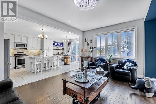 87 Manor Hampton Street, East Gwillimbury (Sharon), ON - Indoor Photo Showing Living Room