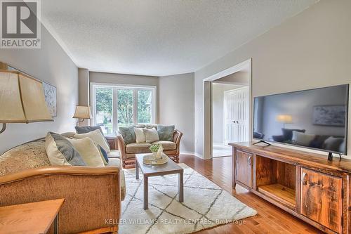 768 College Manor Drive, Newmarket (Gorham-College Manor), ON - Indoor Photo Showing Living Room