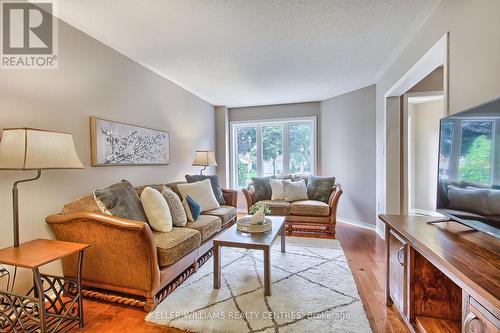 768 College Manor Drive, Newmarket (Gorham-College Manor), ON - Indoor Photo Showing Living Room