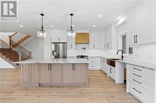 4213 Manson Lane, Lincoln, ON - Indoor Photo Showing Kitchen With Upgraded Kitchen