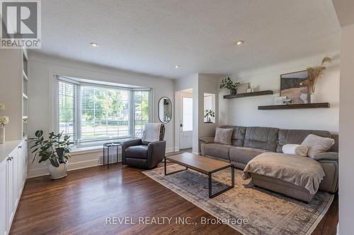 22 Tamarack Avenue, St. Catharines, ON - Indoor Photo Showing Living Room