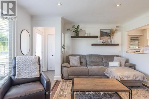 22 Tamarack Avenue, St. Catharines, ON - Indoor Photo Showing Living Room