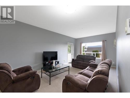 770 Rutland Road N Unit# 307, Kelowna, BC - Indoor Photo Showing Living Room