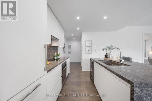 302 - 346 Davenport Road, Toronto, ON - Indoor Photo Showing Kitchen With Upgraded Kitchen