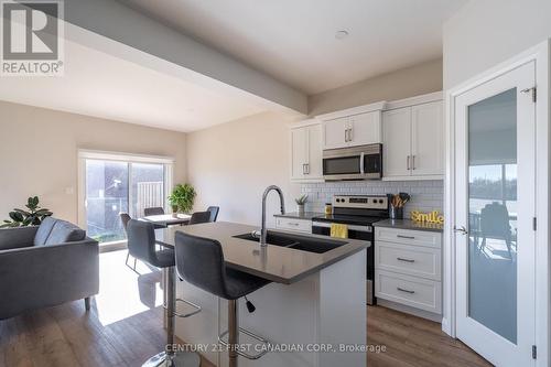 11 - 17 Nicholson Street N, Lucan Biddulph (Lucan), ON - Indoor Photo Showing Kitchen With Double Sink