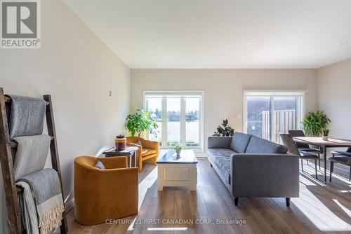 11 - 17 Nicholson Street N, Lucan Biddulph (Lucan), ON - Indoor Photo Showing Living Room