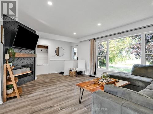 7501 Cavan Road, Hamilton Township (Bewdley), ON - Indoor Photo Showing Living Room With Fireplace