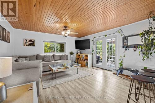 645 Hawley Street, Peterborough (Otonabee), ON - Indoor Photo Showing Living Room