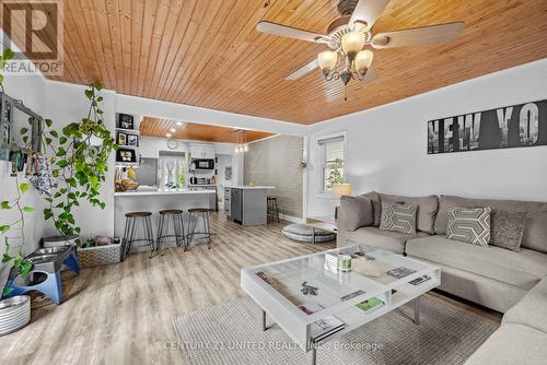 645 Hawley Street, Peterborough (Otonabee), ON - Indoor Photo Showing Living Room