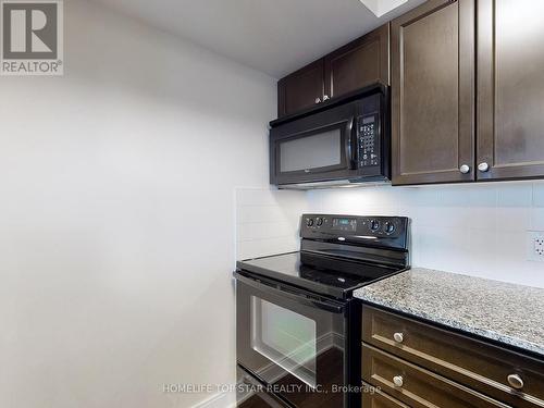 2821 - 135 Green Village Square, Toronto, ON - Indoor Photo Showing Kitchen