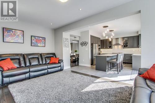 140 Meadow Vista Crescent, East Gwillimbury (Holland Landing), ON - Indoor Photo Showing Living Room