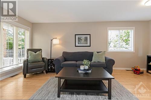 48 Eagleview Street, Ottawa, ON - Indoor Photo Showing Living Room