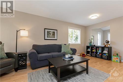 48 Eagleview Street, Ottawa, ON - Indoor Photo Showing Living Room