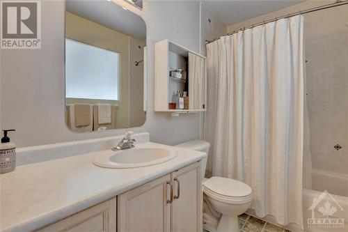 30 Pondside Private, Ottawa, ON - Indoor Photo Showing Bathroom