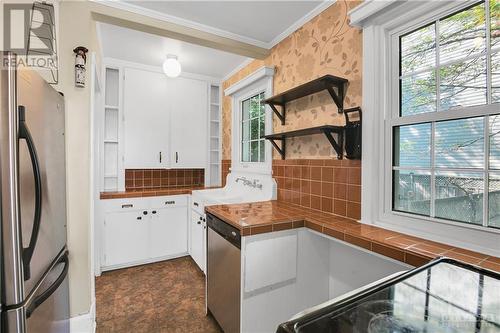 Large window to treed and private side yard - 120 Queen Mary Street, Ottawa, ON - Indoor Photo Showing Kitchen