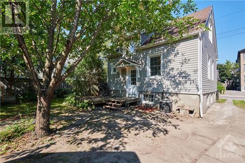 Lots of parking in front of detached garage - 120 Queen Mary Street, Ottawa, ON - Outdoor