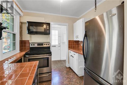 Functional wartime kitchen full of character! - 120 Queen Mary Street, Ottawa, ON - Indoor Photo Showing Kitchen