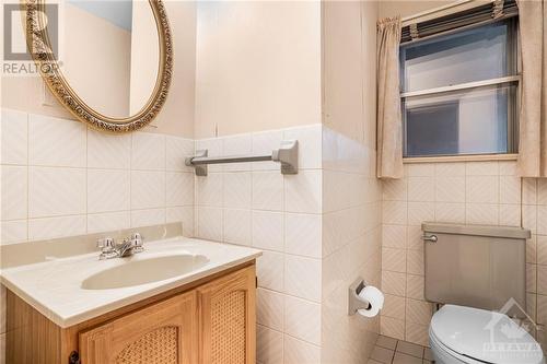 Main Floor Powder - 2030 Dovercourt Avenue, Ottawa, ON - Indoor Photo Showing Bathroom