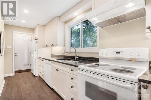 Kitchen - 2030 Dovercourt Avenue, Ottawa, ON - Indoor Photo Showing Kitchen With Double Sink