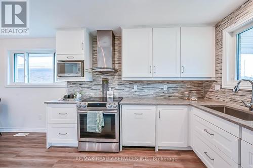 10 Windrush Crescent N, Hamilton (Lawfield), ON - Indoor Photo Showing Kitchen With Upgraded Kitchen