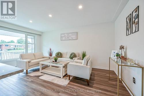 10 Windrush Crescent N, Hamilton (Lawfield), ON - Indoor Photo Showing Living Room