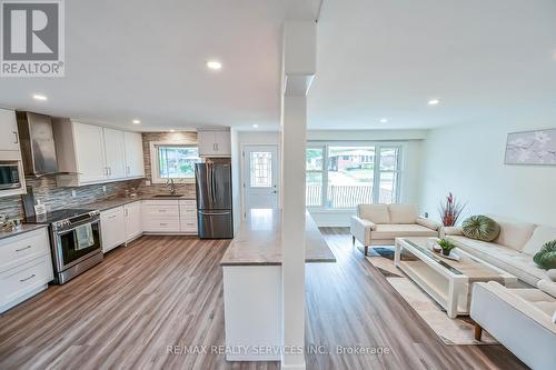 10 Windrush Crescent N, Hamilton (Lawfield), ON - Indoor Photo Showing Kitchen With Upgraded Kitchen