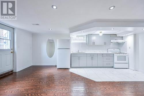 10 Windrush Crescent N, Hamilton, ON - Indoor Photo Showing Kitchen