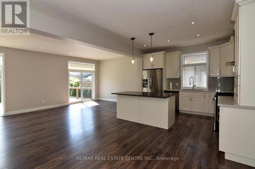 437 Tansbury Street, London, ON - Indoor Photo Showing Kitchen With Upgraded Kitchen