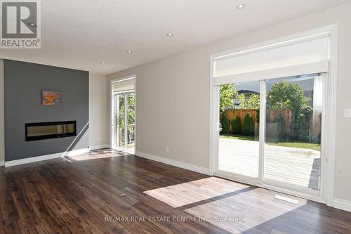 437 Tansbury Street, London, ON - Indoor Photo Showing Living Room With Fireplace