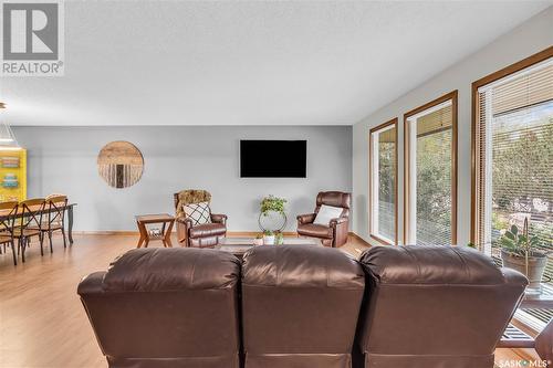 4308 Pasqua Street, Regina, SK - Indoor Photo Showing Living Room